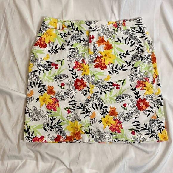 197 Christopher & Banks Floral Tropical Vacation White Jean Mini Skirt 6 - Picture 1 of 5